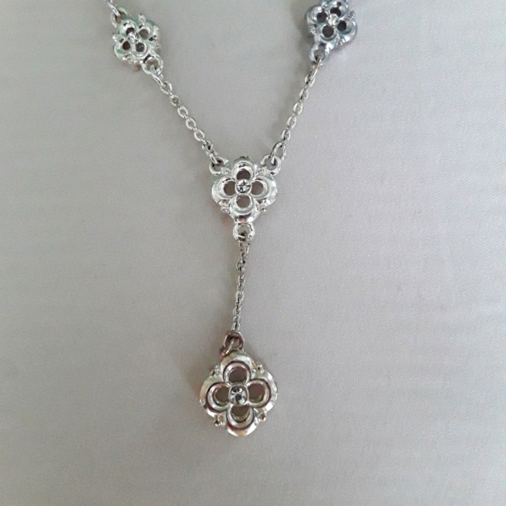 Avon Silvertone Clover Motif Y Necklace & Earrings Set - Picture 3 of 4